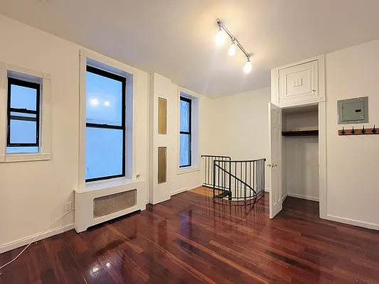 Rented by Gold & Appel Realty Corp | media 7