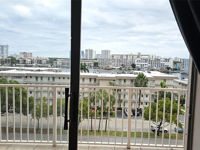 2200 E Hallandale Beach Blvd #709 — Photo 11