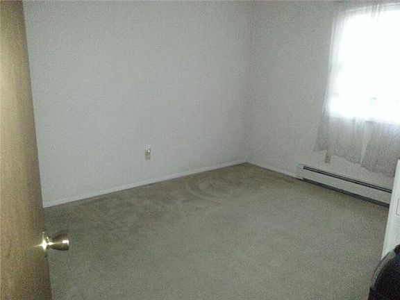4th image of 102 Adams Dr