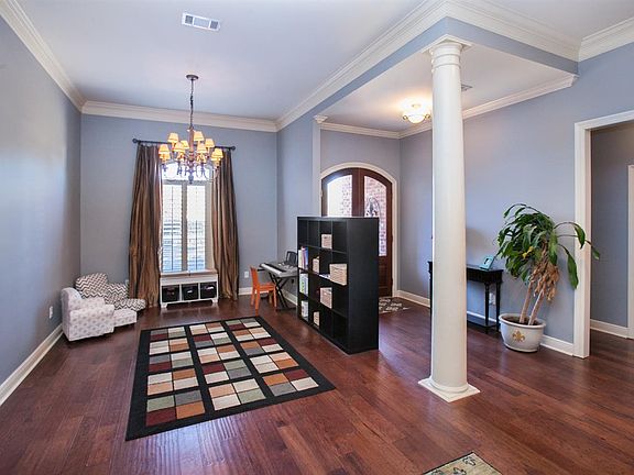4th image of 136 Woodbury Park Pl