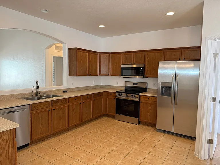 1682 E Fontana Dr — Photo 31