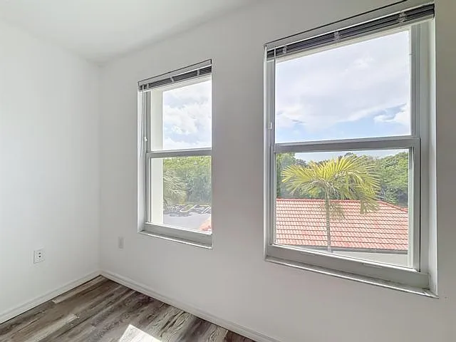 1119 Villa Ln — Photo 7