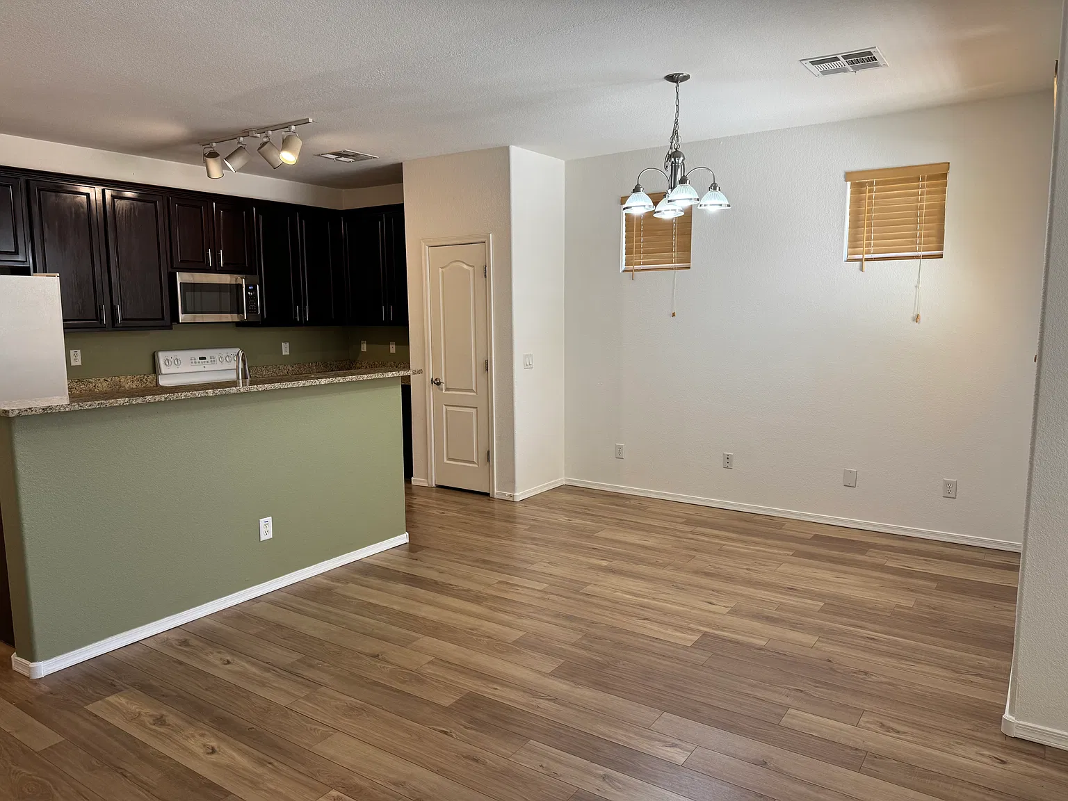 3 bed, 1398 sqft, $2,050 — Photo 2