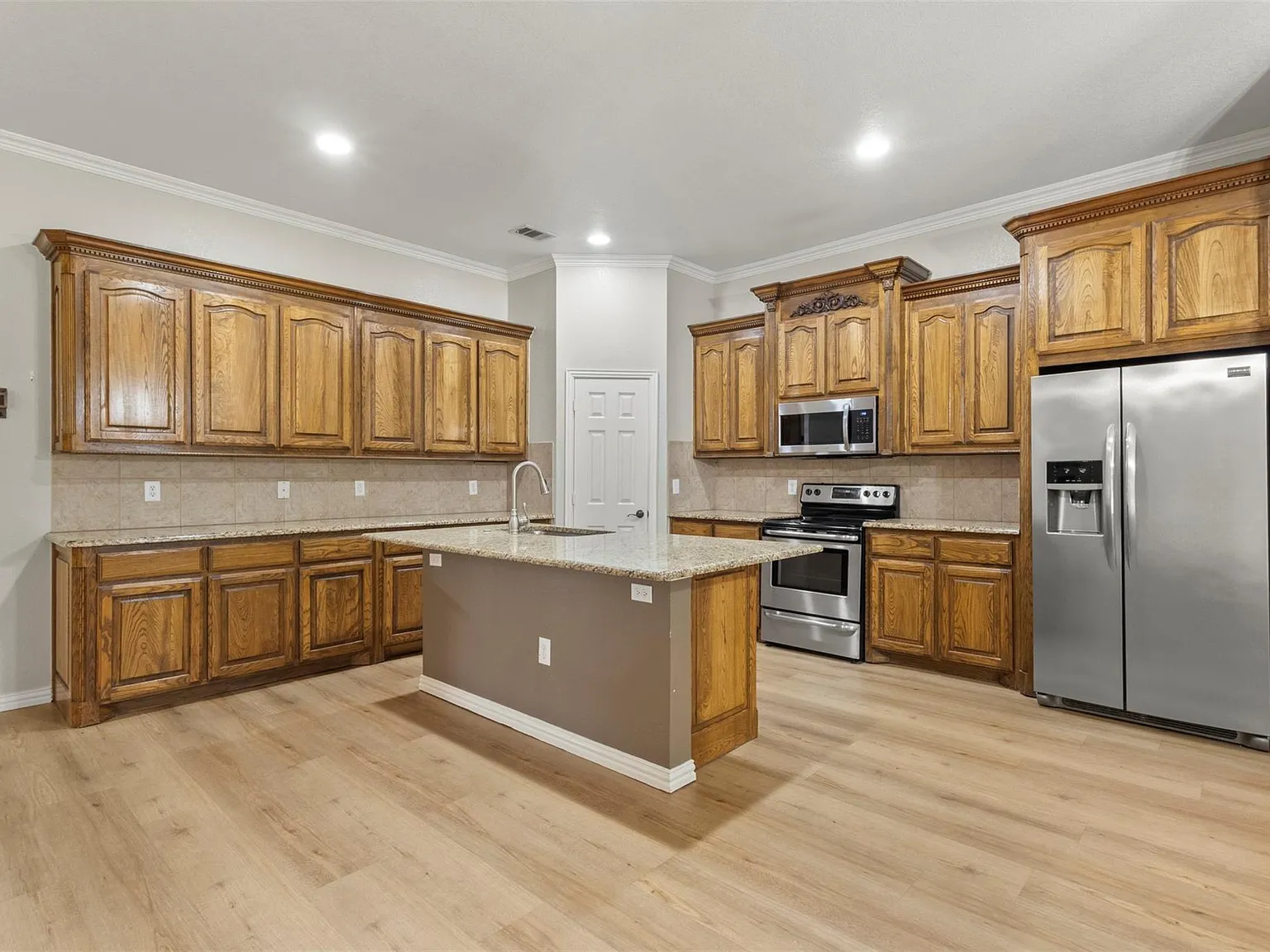 4 bed, 2233 sqft, $2,500 — Photo 2