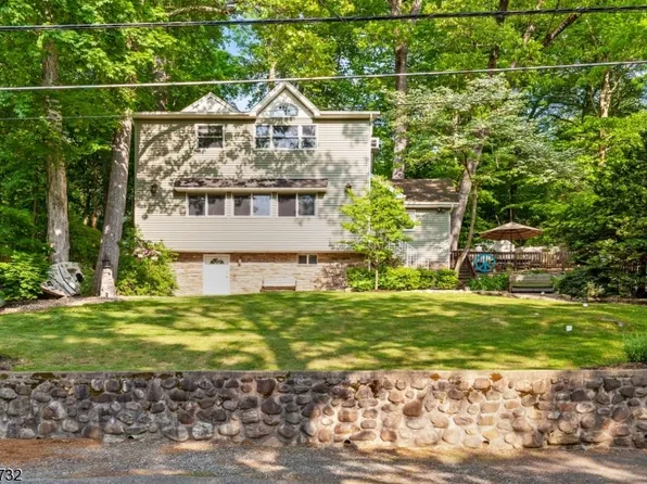 86 Cupsaw Dr, Ringwood Boro, NJ 07456