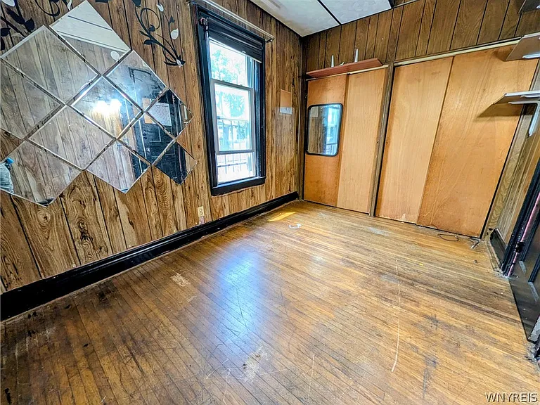 325 Box Ave — Photo 21