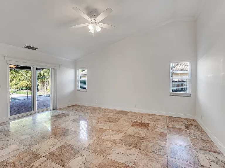 1375 NW 16th St — Photo 16