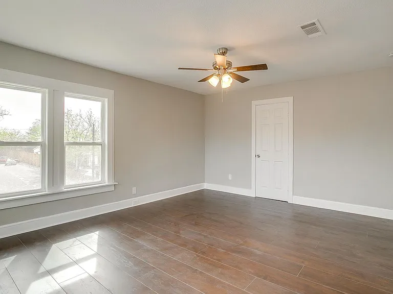 2932 Travis Ave — Photo 9
