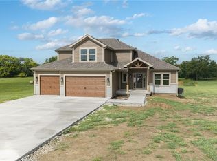 17924 235th St, Tonganoxie, KS 66086
