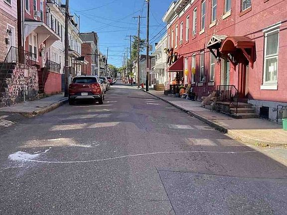 Exterior Neighborhood (street photo)