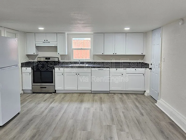 1346 Redwood St — Photo 2