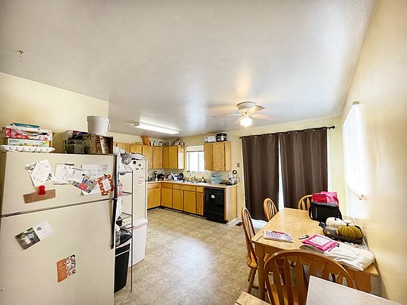 Spacious kitchen with 2 fridges