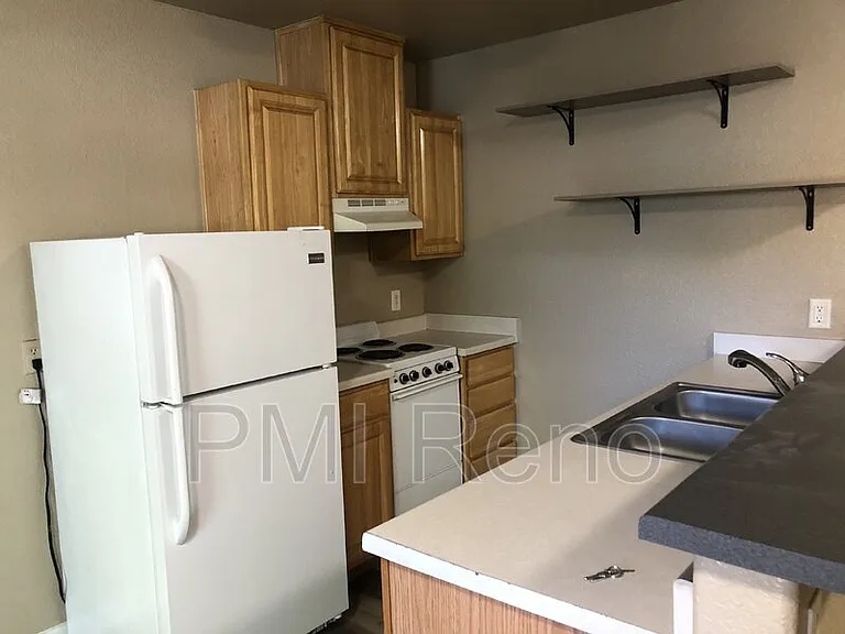 453 Roberts St #B — Photo 4