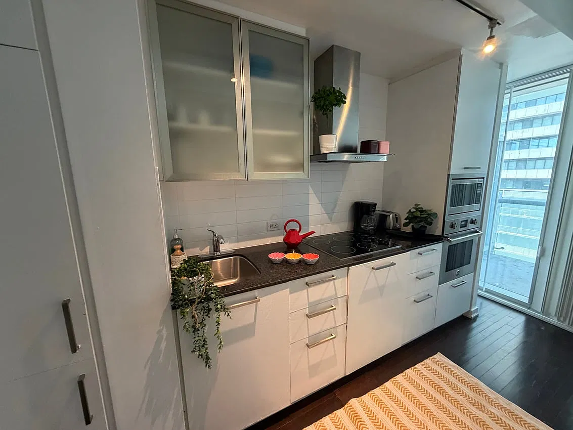 Deluxe Room - York Street & Bremner Boulevard — Photo 3