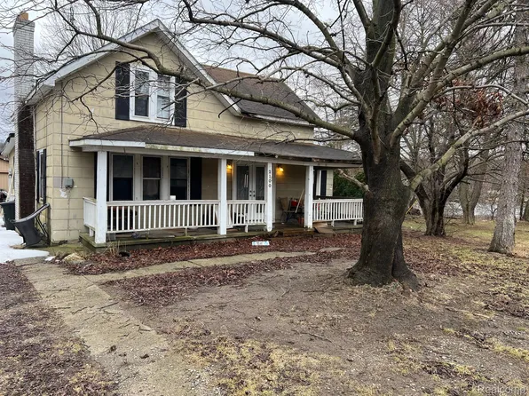 2100 Ormond Rd, White Lake, MI 48383
