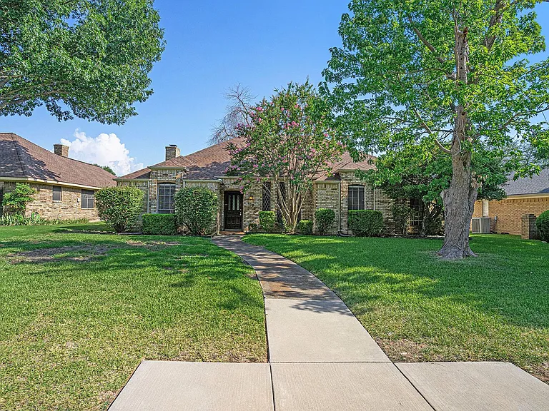 802 Pebblebrook Dr — Photo 1