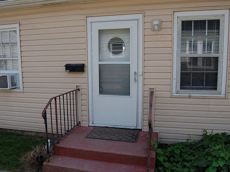 2620 Sumner St — Photo 1