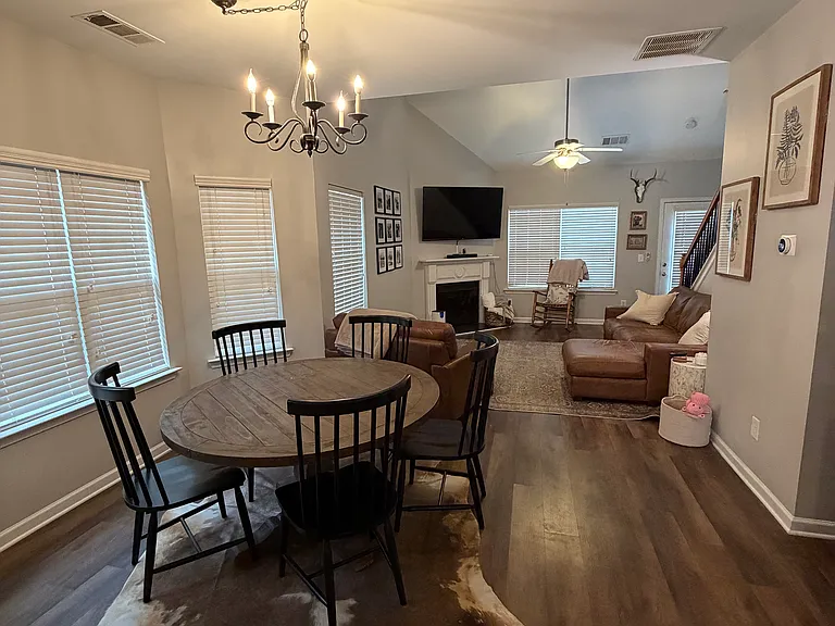 317 Franklin Ln — Photo 2