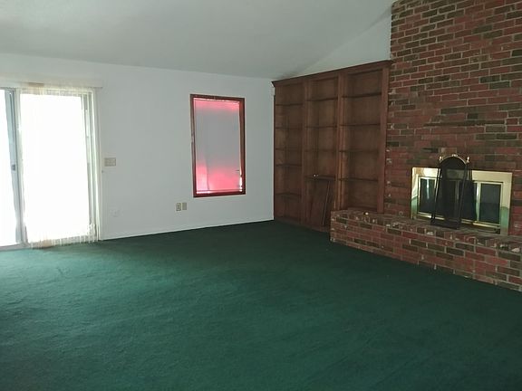 this is the den that has a full bathroom in and a walk in cl