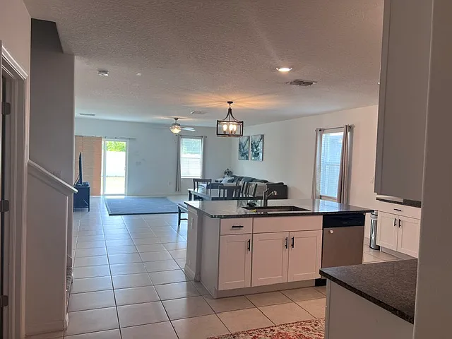 5 bed, 2.5 bath, 2896 sqft, $2,750 — Photo 2