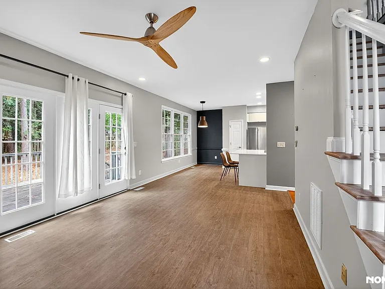 8006 Crenshaw Ln — Photo 5