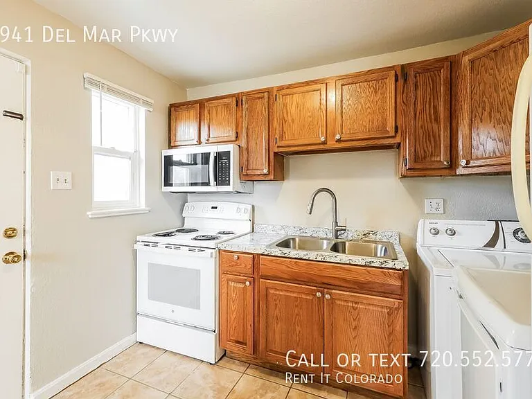 1941 Del Mar Pkwy — Photo 2