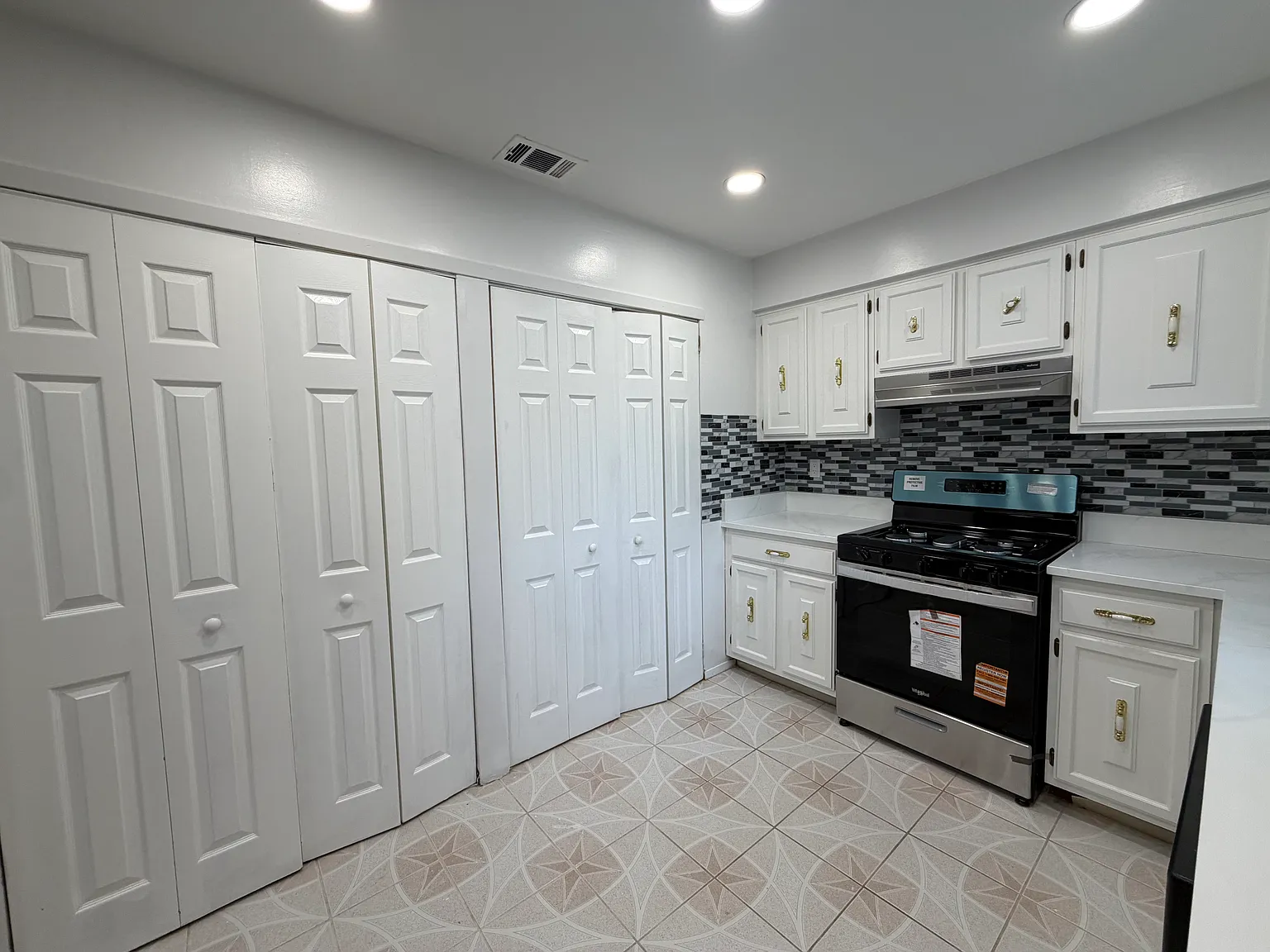 3 bed, 1.5 bath, $3,300 — Photo 4