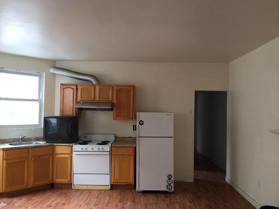 2nd image of 1523 Poplar St