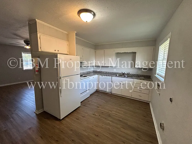 330 W College St #4 — Photo 23