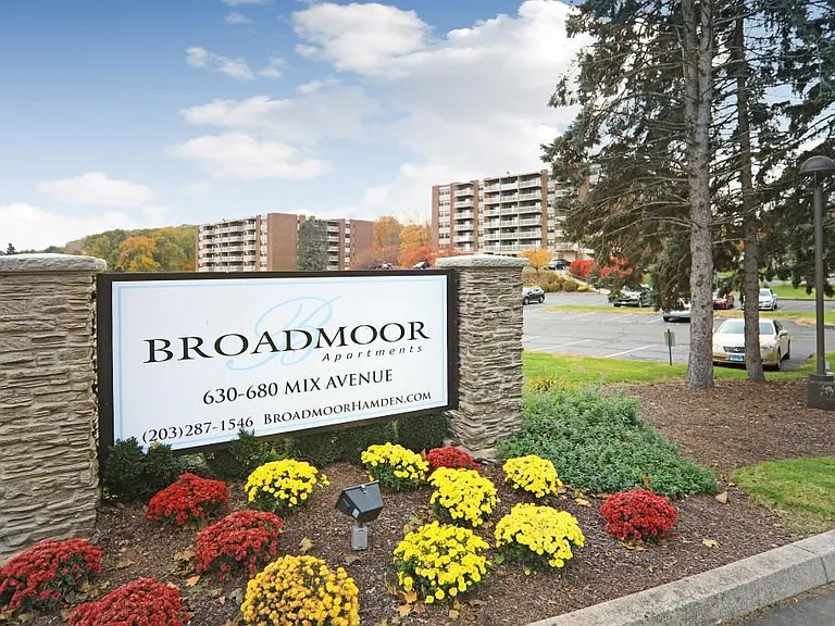 Broadmoor Apartments — Photo 2