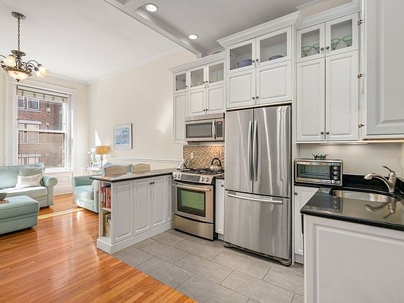 3rd image of 400 Marlborough St APT 5