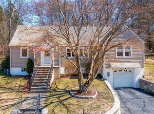 11 Maple Way, Mahopac, NY 10541
