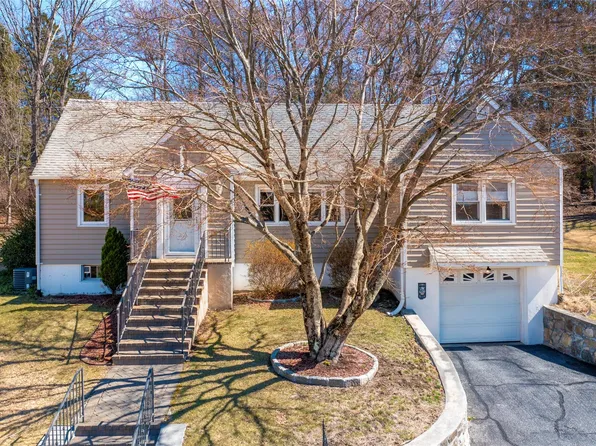 11 Maple Way, Mahopac, NY 10541