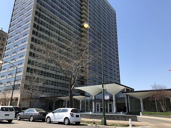 3rd image of 3550 N Lake Shore Dr Ste 3