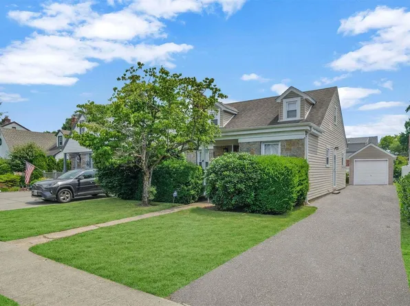 10 School Street, Malverne, NY 11565