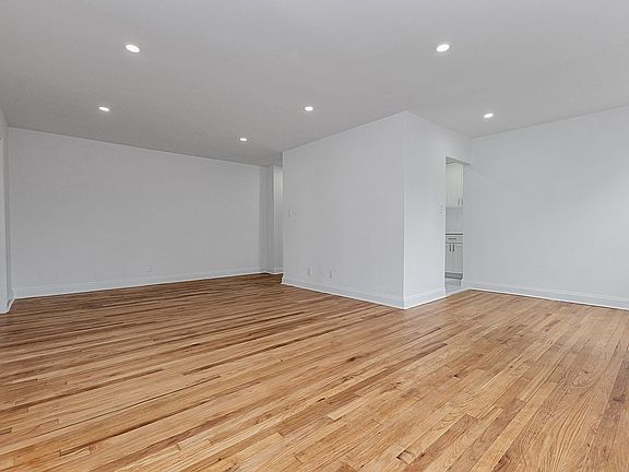 3rd image of 6535 Yellowstone Blvd APT 6F