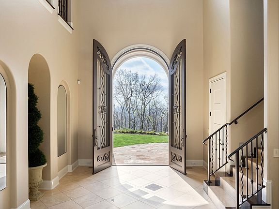 4th image of 423 Canterbury Rise