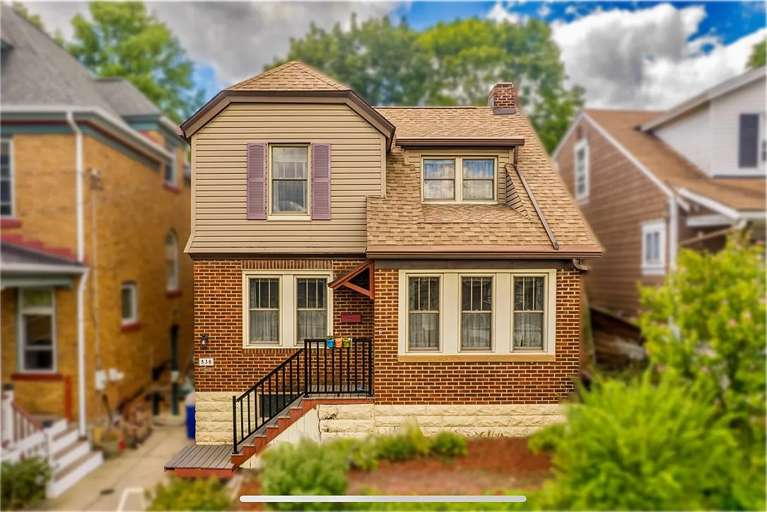 538 Rossmore Ave photo 1