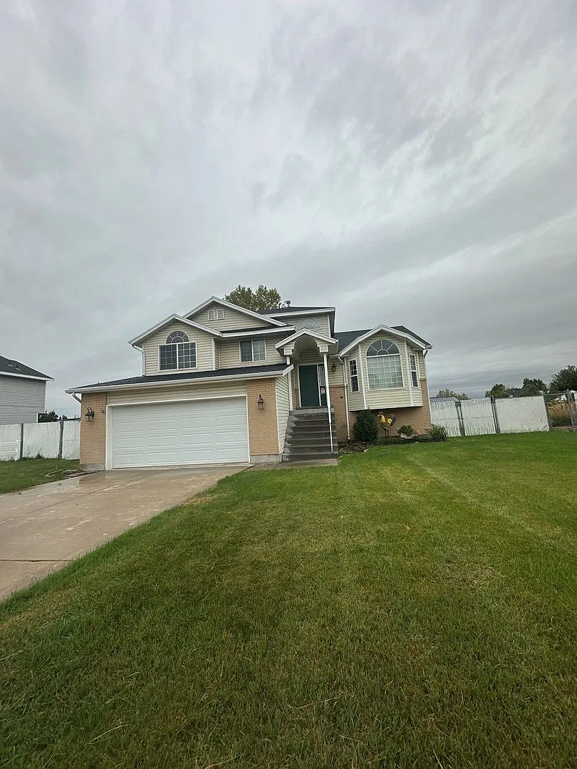 3 Weeks Free Rent! 5 Bedrooms, 3.5 Baths & Your Own Fenced Backyard In Clinton! — Photo 2