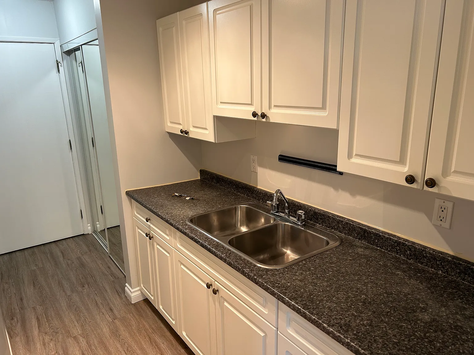 Clean & Quite 1 bed 1 bath Downtown Apartment — Photo 4