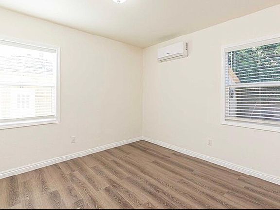 4th image of 245 S Wabash Ave #1