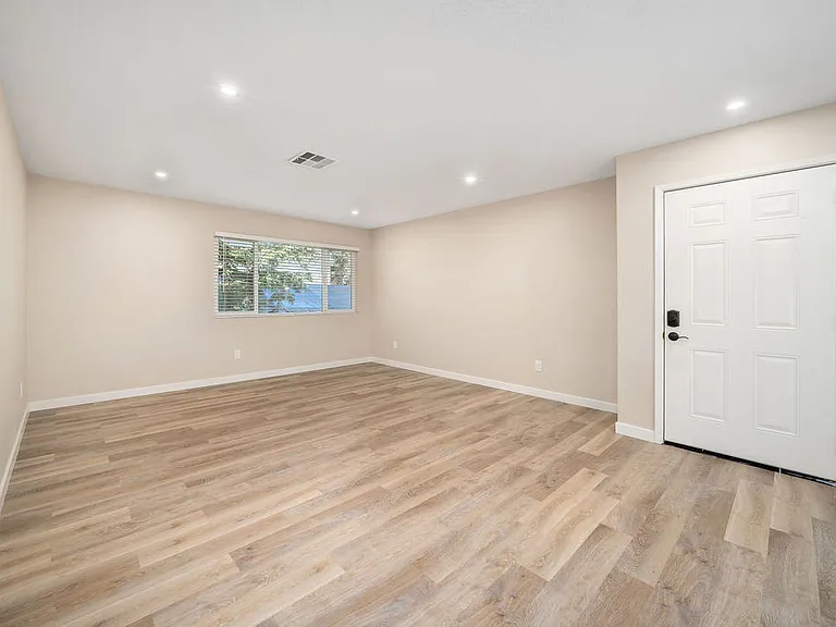 5220 Traffic Way #6 — Photo 2