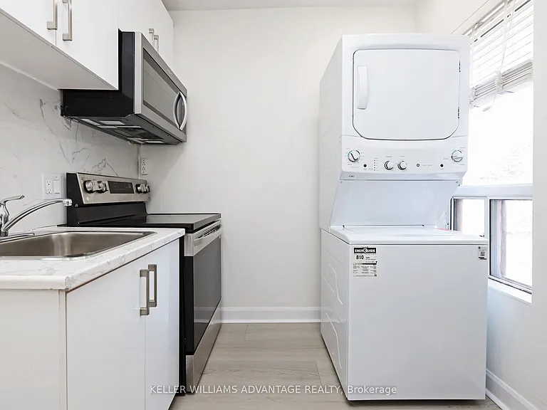 952 Queen St E — Photo 8