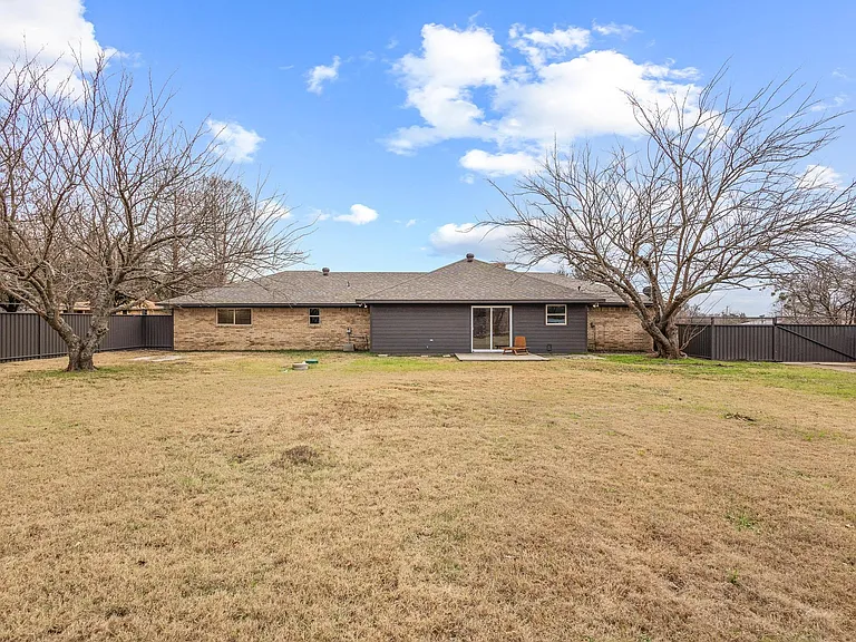 3327 Carriage Cir — Photo 39