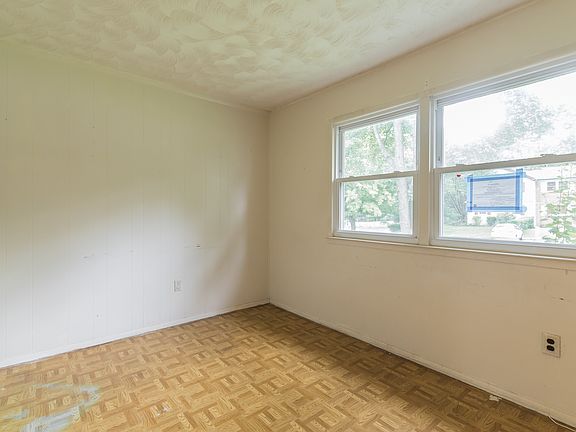 4th image of 8812 Woodstock Dr W
