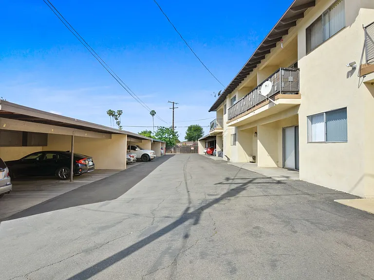 Suzanne Apartments — Photo 3