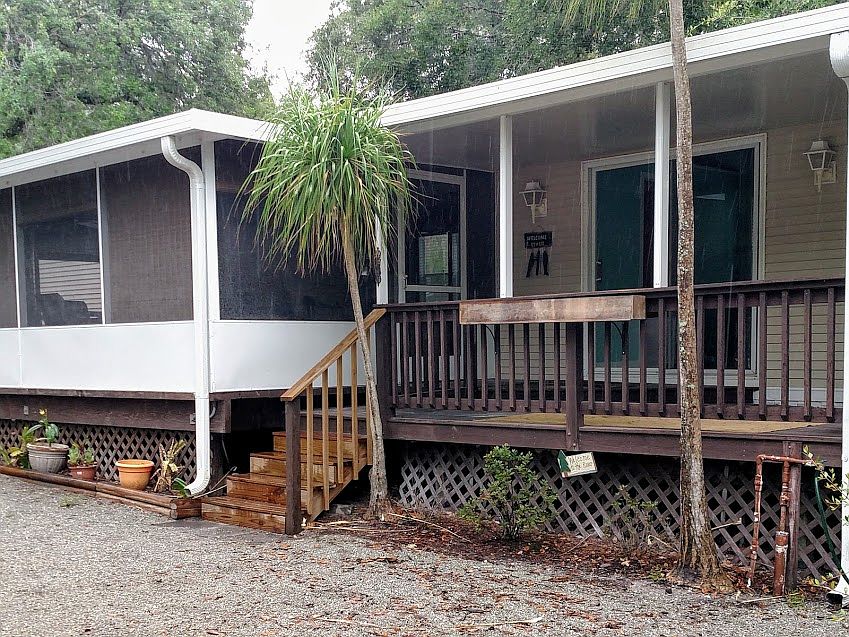 Large screened + open porch
