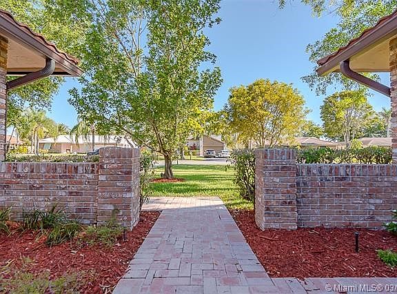 DRAMATIC BRICK ENTRYWAY