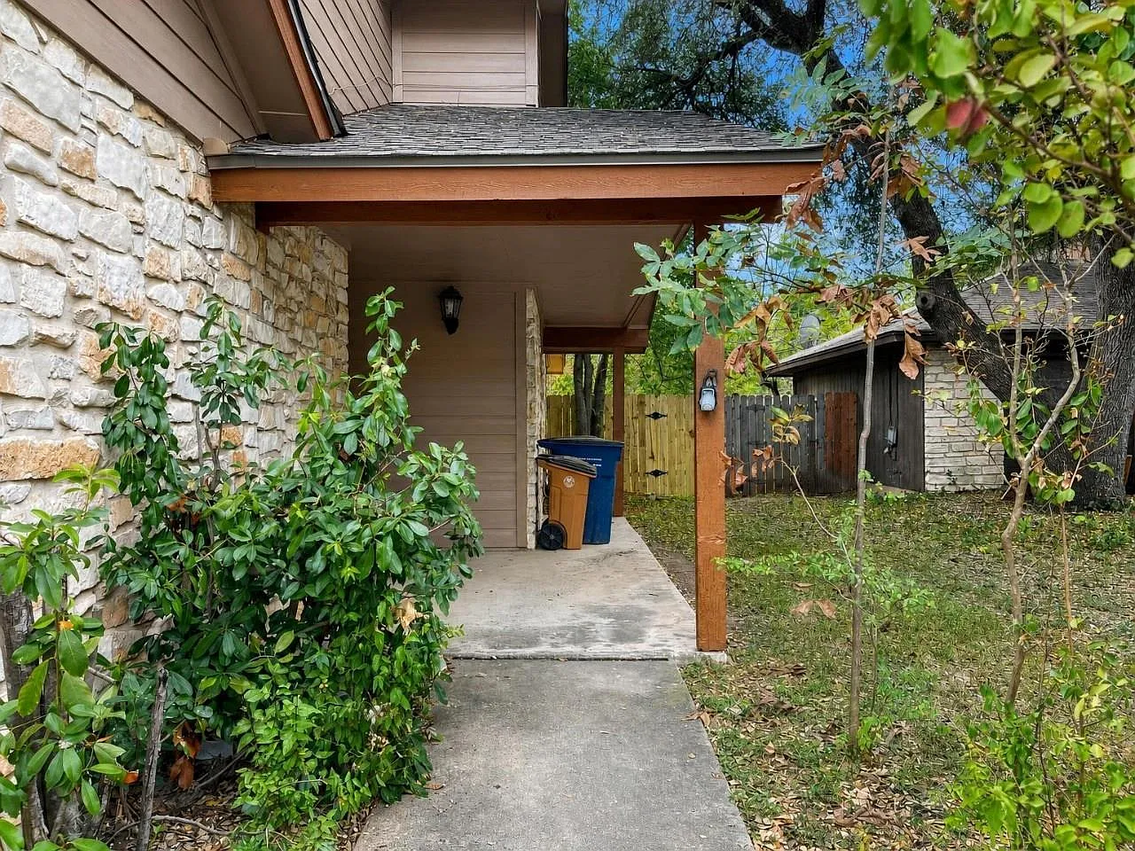 3 bed, 3.0 bath, 2382 sqft, $1,775 — Photo 3