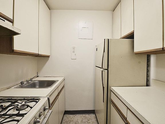 4th image of 430 W 34th St APT 7L